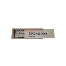 Domino mit Holzkiste
